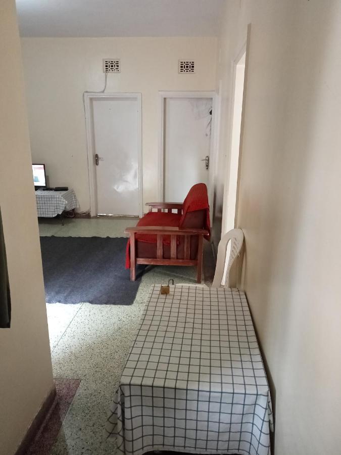 Pinkroses Gardens Hostel ナイロビ エクステリア 写真