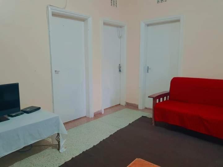 Pinkroses Gardens Hostel ナイロビ エクステリア 写真